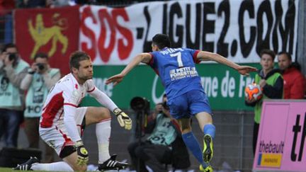 L'attaquant de Caen Mathieu Duhamel célèbre le but qu'il vient de marquer dans le match de la montée face à Nîmes. (CHARLY TRIBALLEAU / AFP)