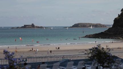 Très attendu par les professionnels du tourisme après un mois de juillet décevant, le pont du 15 août annonce un pic de fréquentation. Reportage en Bretagne.