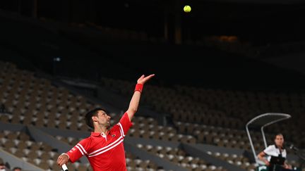 Novak Djokovic a découvert les "night sessions" de Roland-Garros avec succès le mardi 1er juin 2021. (CHRISTOPHE ARCHAMBAULT / AFP)