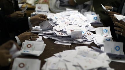 Lors d'un d&eacute;pouillement, le 22 d&eacute;cembre 2012, dans un bureau de&nbsp;Giza, au sud du Caire (Egypte). (MAHMUD HAMS / AFP)