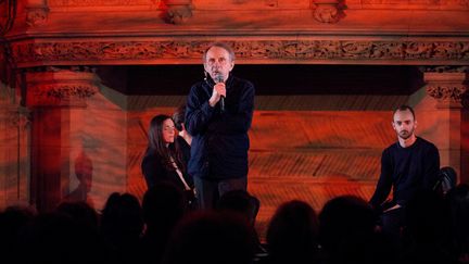 Michel Houellebecq déclame ses poèmes dans "Existence à basse alitutude", au festival Le Printemps de Bourges, le 20 avril 2022 (GUILLAUME SOUVANT / AFP)