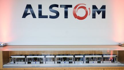 Le logo du constructeur ferroviaire Alstom dans ses bureaux à Berlin, en Allemagne, le 18 avril 2023. (ANNETTE RIEDL / DPA / AFP)