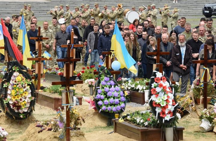 Les funérailles d'un soldat ukrainien à Lviv, le 11 juin 2022. (YURIY DYACHYSHYN / AFP)