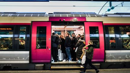 Des passagers montant dans un train de la gare de l'Est, à Paris, le 13 décembre 2019. (MARTIN BUREAU / AFP)