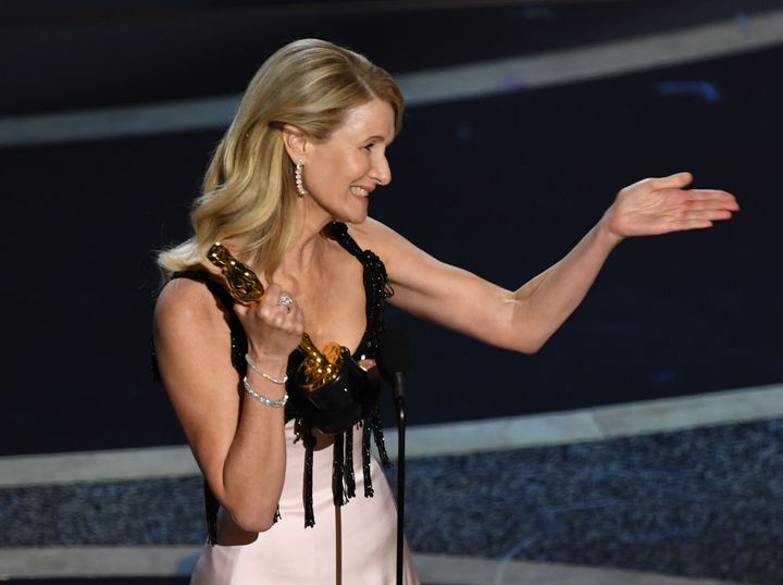 Laura Dern et son Oscar du meilleur second rôle féminin, le 9 février 2020 à Hollywood (Californie, Etats-Unis). (KEVIN WINTER / GETTY IMAGES NORTH AMERICA)