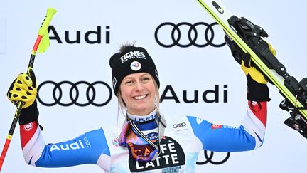 Laura Gauché, après son premier podium en carrière décroché à Crans-Montana (Suisse), le 26 février 2022. (FABRICE COFFRINI / AFP)