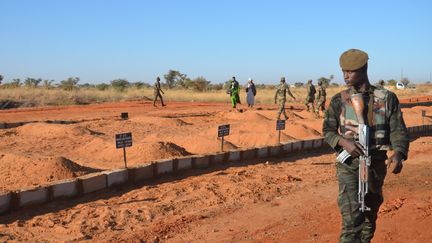 Un soldat nigérien devant les tombes des militaires tués par une attaque jihadiste 5 jours plus tôt, photo prise le 15 décembre 2019. (BOUREIMA HAMA / AFP)