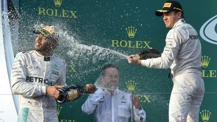 Nico Rosberg (Mercedes), vainqueur du Grand Prix d'Australie, avec son coéquipier Lewis Hamilton (2e). (PETER PARKS / AFP)