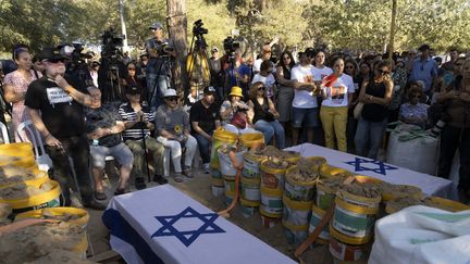 Des proches et amis assistent aux funérailles d'Avraham Munder, le 21 août 2024, mort en captivité dans la bande de Gaza. (MENAHEM KAHANA / AFP)