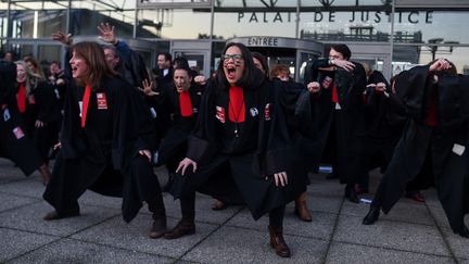 Des avocats manifestent contre la réforme des retraites, devant le tribunal de Bobigny (Seine-Saint-Denis), le 22 janvier 2020. (LUCAS BARIOULET / AFP)