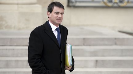 Manuel Valls&nbsp;quitte le palais de l'Elys&eacute;e, &agrave; Paris, le 26 mars 2014. (ALAIN JOCARD / AFP)