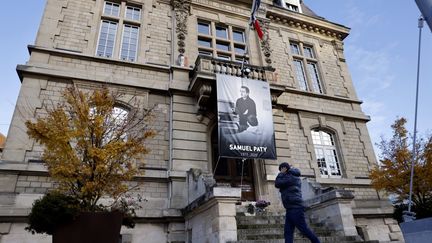 Une affiche représentant l'enseignant Samuel Paty sur la façade de la mairie de Conflans-Sainte-Honorine (Yvelines), le 3 novembre 2020.&nbsp; (THOMAS COEX / AFP)