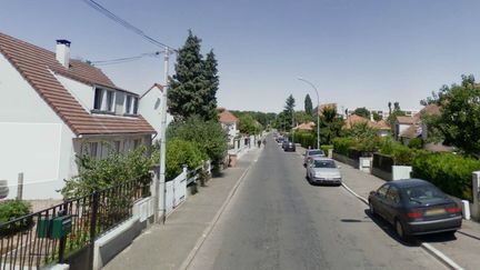 Les faits se sont d&eacute;roul&eacute;s dans cette rue de Villiers-le-Bel (Val-d'Oise), &agrave; proximit&eacute; d'une mosqu&eacute;e. (GOOGLE STREET VIEW / FRANCETV INFO)