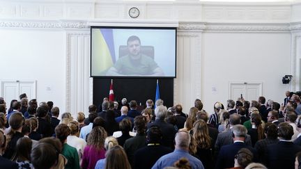 Le président ukrainien Volodymyr Zelensky tient un discours devant le parlement danois à Copenhague, le 29 mars 2022. (MADS CLAUS RASMUSSEN / RITZAU SCANPIX / AFP)