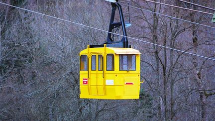 Télépherique jaune (Hiteks (FLICKR))