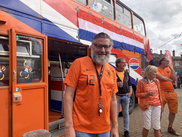  Henk Van Beek in front of his double-decker bus in the colors of the Netherlands, on July 23, 2022, in Rotherham.  (Louise Le Borgne / Franceinfo)