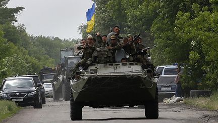 &nbsp; (L'arrivée de renforts ukrainiens sur un site d'affrontements © REUTERS | Yannis Behrakis)