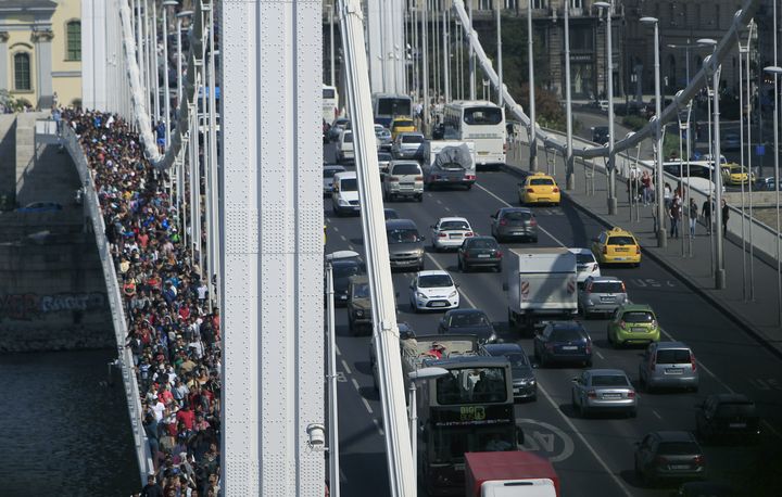 Des centaines de migrants traversent un pont &agrave; Budapest (Hongrie), le 4 septembre 2015,&nbsp;dans l'espoir de rejoindre &agrave; pied l'Autriche. (BERNADETT SZABO / REUTERS)