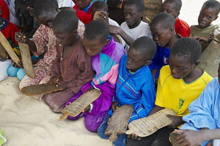 Des enfants tatibés dans une école coranique à Saint Louis au Sénégal. Ils sont censés apprendre le coran, mais des milliers d'entre eux se retrouvent dans la rue, forcés par leurs maîtres à faire la mendicité (Photo AFP/Morandi Bruno)