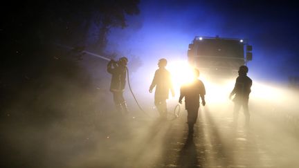 Les pompiers près du village de Palasca, en Haute-Corse, le 22 octobre 2017. (PASCAL POCHARD-CASABIANCA / AFP)