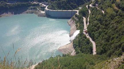 &nbsp; (Le pan de Montagne s'effrite doucement et tombe dans le Lac du Chambon © RF / France Bleu Isère)