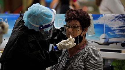 Un test Covid-19 à l'aéroport international Jose Marti de La Havane le 15 novembre 2020. (YAMIL LAGE / AFP)