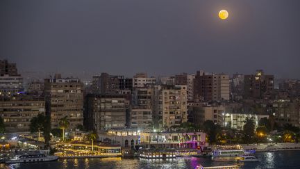 La super Lune au dessus du Care (Egypte), le 24 juin 2021. (KHALED DESOUKI / AFP)