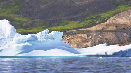 Un iceberg sur la côte est de l'île de Disko,&nbsp;dans la mer de Baffin, près de l'île principale du Groenland.&nbsp; (ANTOINE LORGNIER / BIOSPHOTO / AFP)