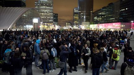 Des Indign&eacute;s fran&ccedil;ais occupent le parvis de la D&eacute;fense, quartier d'affaires des Hauts-de-Seine, le 4 novembre 2011. (JOHANNA LEGUERRE / AFP)