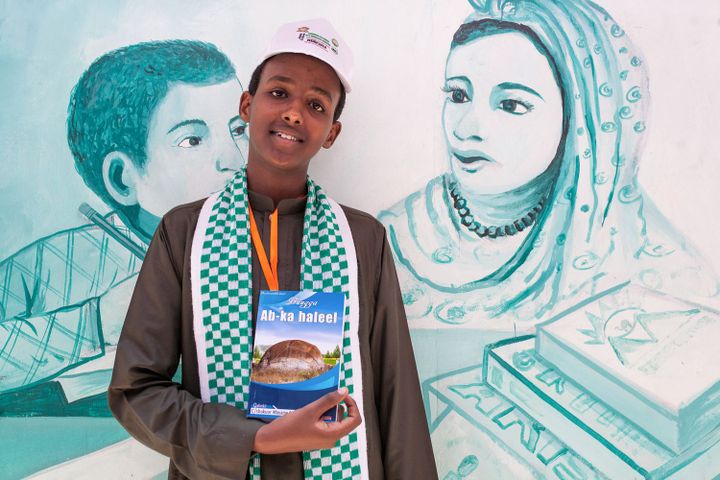 Abdishakuur a mis quatre ans pour écrire «Ab-ka haleel» («Sur les traces de nos ancêtres»). «J'ai écrit ce livre parce que je voyais que mes amis n'adhéraient pas à leur culture, la considéraient sans importance et que leur identité somalienne était menacée», explique le jeune auteur.

	  (Mustafa SAEED / AFP)