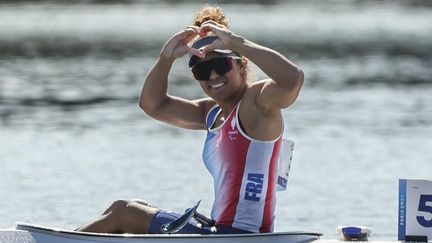 Nélia Barbosa après sa qualification pour la finale du 200 m KL3 en paracanoë aux Jeux paralympiques de Paris 2024, le 6 septembre 2024. (THOMAS TOUSSAINT / MAXPPP)