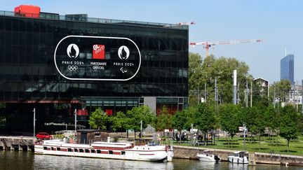 Un bâtiment affichant le logo de GL Events, partenaire des Jeux olympiques et paralympiques, le 13 avril 2024, à Paris. (ROMAIN DOUCELIN / HANS LUCAS / AFP)