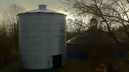 Immmense structure de tôle, Le Silo est la nouvelle scène de Boris Gibé pour son spectacle "L'Absolu"
 (Les Choses de Rien )