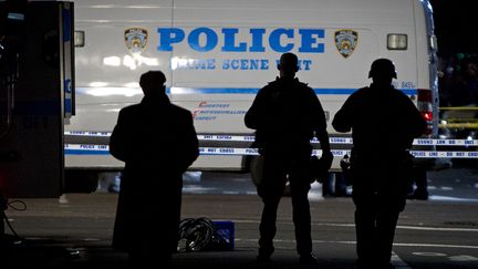 Une voiture de police se tient &agrave; l'endroit o&ugrave; deux policiers ont &eacute;t&eacute; abattus &agrave; New York (Etats-Unis), le 20 d&eacute;cembre 2014. (CARLO ALLEGRI / REUTERS)