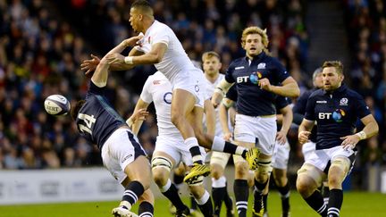 Anthony Watson remporte un duel aérien contre Sean Maitland (RICHARD LEE / BACKPAGE IMAGES LTD)