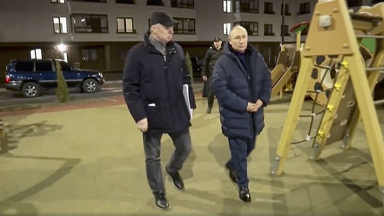 Le président russe Vladimir Poutine lors d'une visite dans la ville de Marioupol, en Ukraine, dans la nuit du 18 au 19 mars 2023. (AP / SIPA)