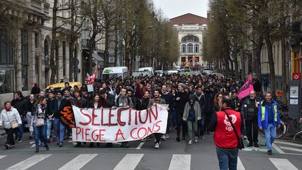 Des étudiants manifestent contre la réforme de l'accès à l'université, à Lille (Nord) le 3 avril 2018. (MAXPPP)