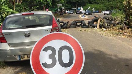 Les barrages érigés sur l'île depuis cinq semaines ont été levés temporairement samedi 24 mars, afin de permettre à la population de se ravitailler. Mais les barricades devraient être rétablies ce dimanche, pour bloquer la tenue du second tour de l'élection législative partielle.&nbsp; (MAYOTTE LA 1ERE)