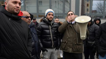 Des chauffeurs de VTC, en désaccord avec Uber, se sont rassemblés mardi 3 janvier à Paris, près du siège de la plateforme, comme ici le 23 décembre (CHRISTOPHE ARCHAMBAULT / AFP)