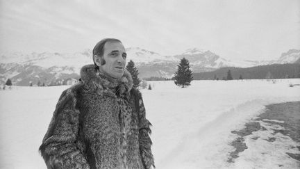 Charles Aznavour à Cran-sur-Sierre (Suisse), le 15 décembre 1971. (JAMES ANDANSON / SYGMA /GETTYIMAGES)