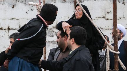 Un meurtier condamn&eacute; &agrave; mort, gifl&eacute; et pardonn&eacute; par la m&egrave;re de la victime, le 15 avril 2014, &agrave; Nowshahr (Iran). (ARASH KHAMOOSHI / ISNA / AFP)