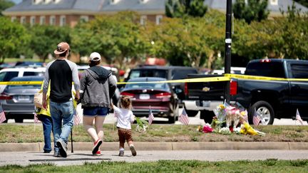 Les habitants de Virginia Beach sont venus se recueillir au lendemain de la fusillade. (CRYSTAL HUFFMAN / ANADOLU AGENCY)