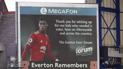 Un message de remerciement est affiché sur un écran géant à Liverpool, le 7 novembre 2020,&nbsp;à l'attention du joueur de football&nbsp;Marcus Rashford, qui a réussi à mobiliser toute l'Angleterre pour distribuer des&nbsp;repas gratuits&nbsp;aux enfants pauvres. (CLIVE BRUNSKILL / MAXPPP)