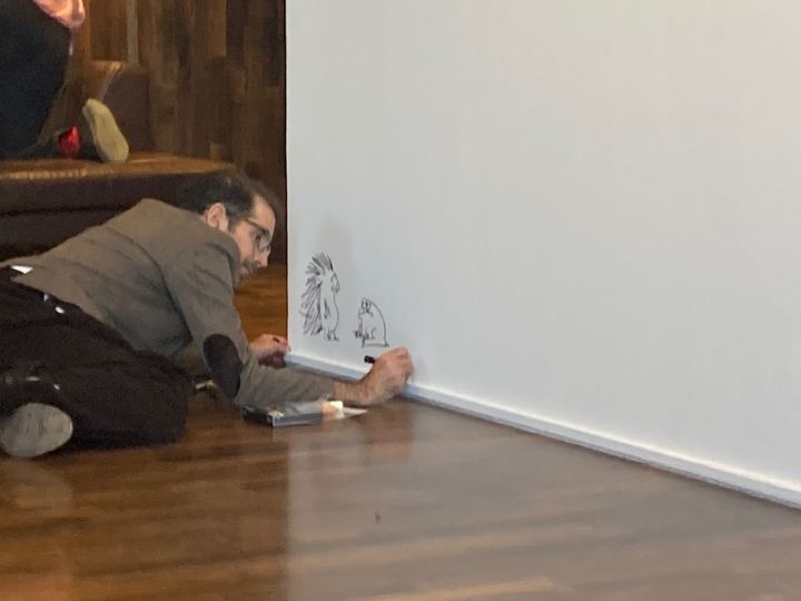 Jul dessine sur un mur du Musée de l'Homme à Paris. (VALÉRIE GAGET / FRANCEINFO CULTURE)