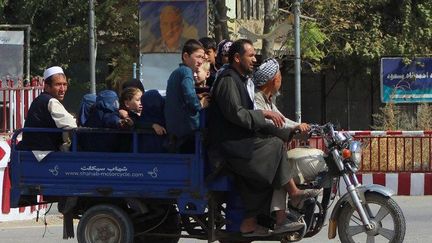 Les résidents de Kunduz quittent la ville, le 5 octobre 2016, au milieu des combats en cours entre les talibans et les forces de sécurité afghanes. (BASHIR KHAN SAFI / AFP)