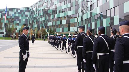 Des militaires devant le ministère de la Défense à Paris, le 5 novembre 2015. (ONUR USTA / ANADOLU AGENCY / AFP)