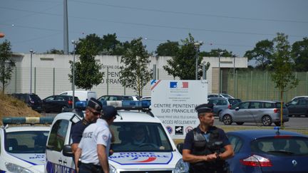 L'entrée du centre pénitentiaire de Réau (Seine-et-Marne), dimanche 1er juillet, après l'évasion de Redoine Faïd. (ALPHACIT NEWIM / CROWDSPARK / AFP)