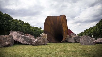 &nbsp; (L'oeuvre du sculpteur Anish Kapoor a été vandalisé dans le parc du château de Versailles. L'acte n'a pas été revendiqué © MaxPPP)