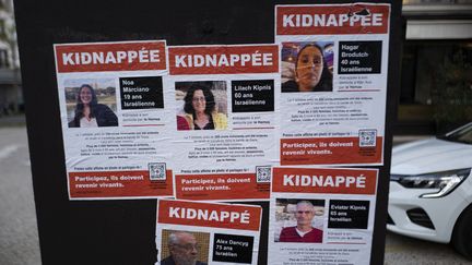 Des affiches d'otages kidnappés en Israël par le Hamas sont exposées dans les rues de Paris, le 4 octobre 2023. (MAGALI COHEN / HANS LUCAS / AFP)