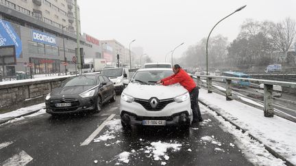 Des conducteurs génés par la neige à Paris, le 9 février 2018. (JULIEN MATTIA / AFP)